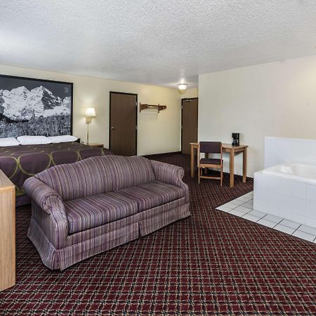 Super 8 By Wyndham Fountain Hotel Exterior photo