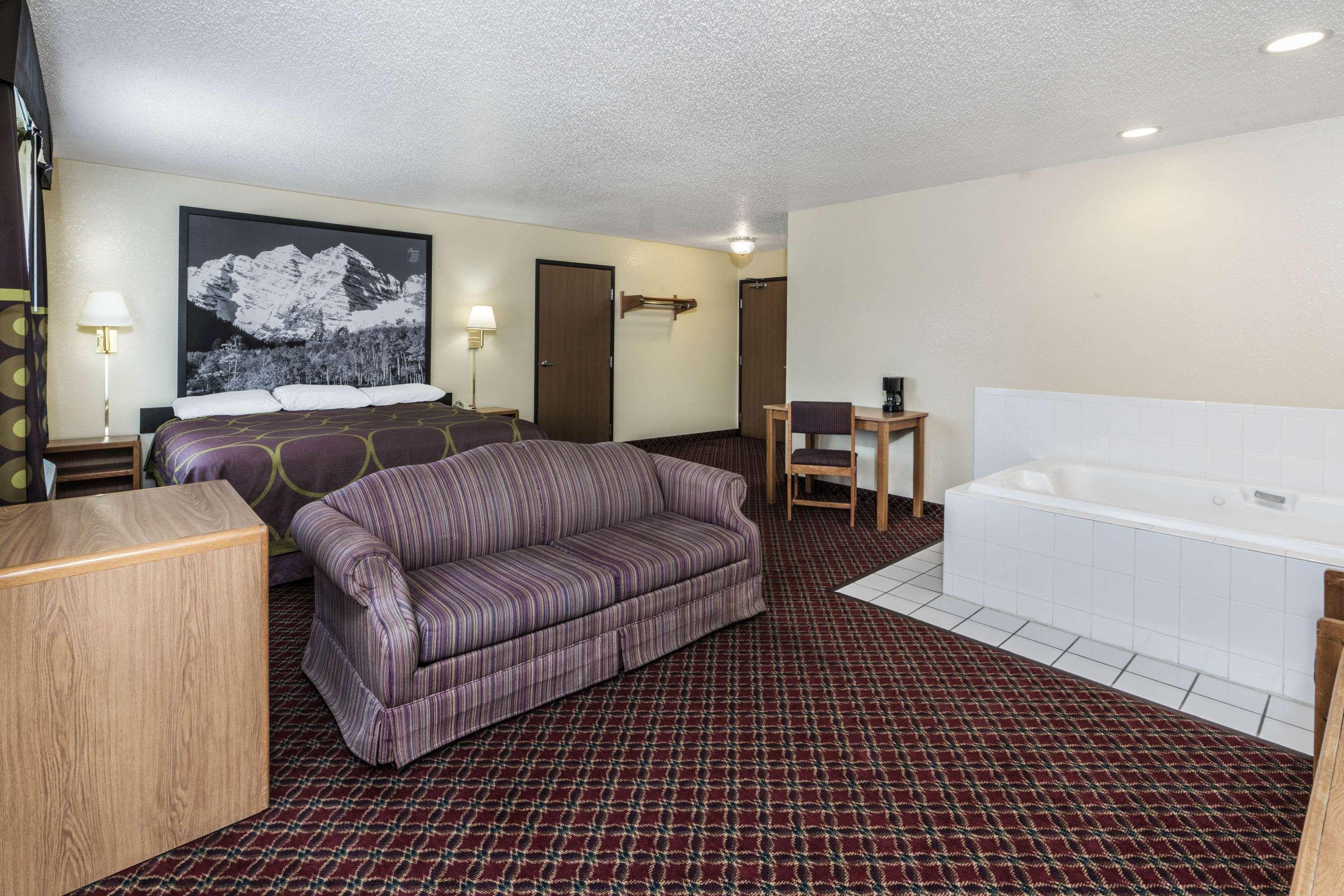 Super 8 By Wyndham Fountain Hotel Exterior photo
