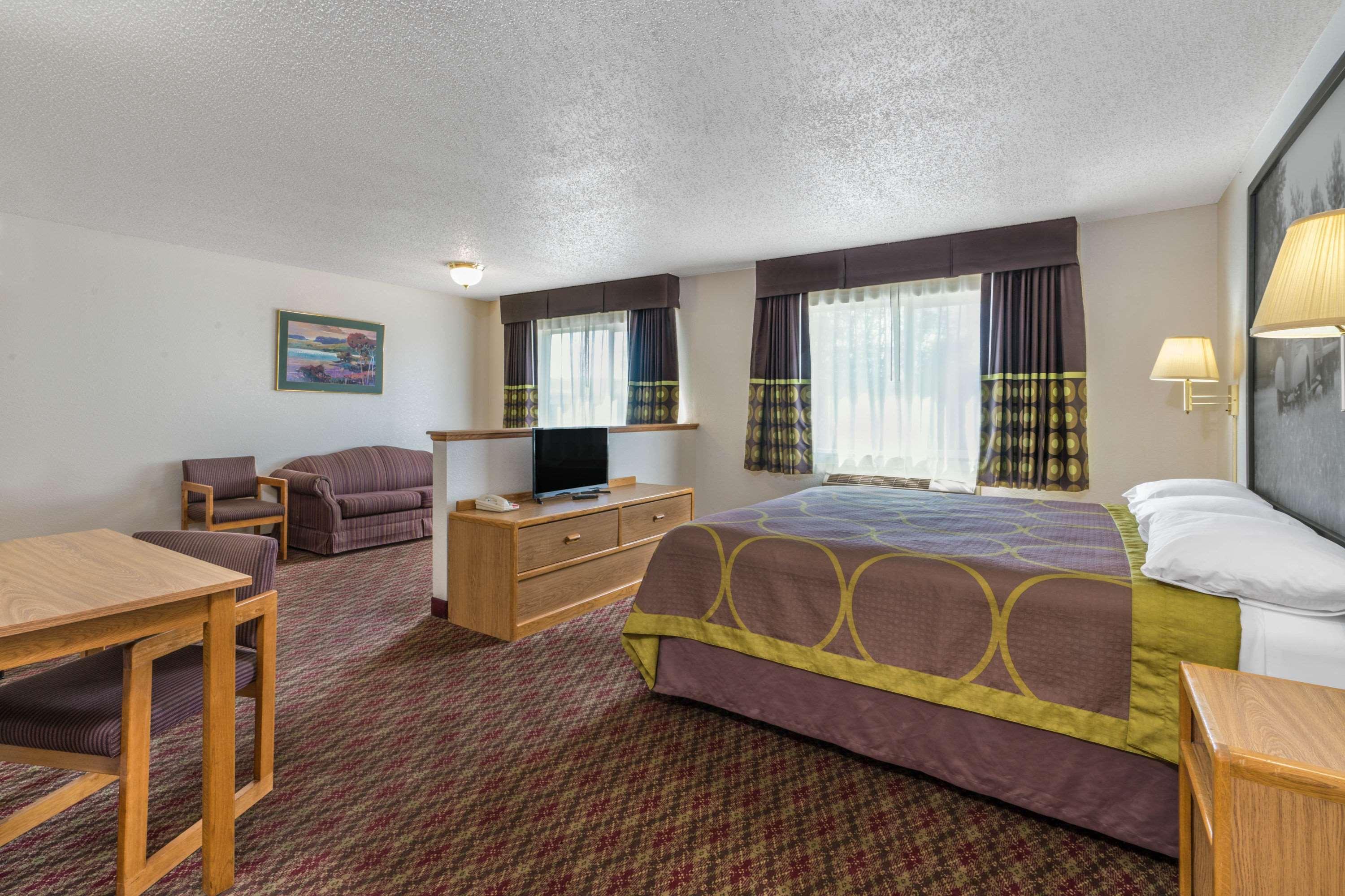 Super 8 By Wyndham Fountain Hotel Exterior photo