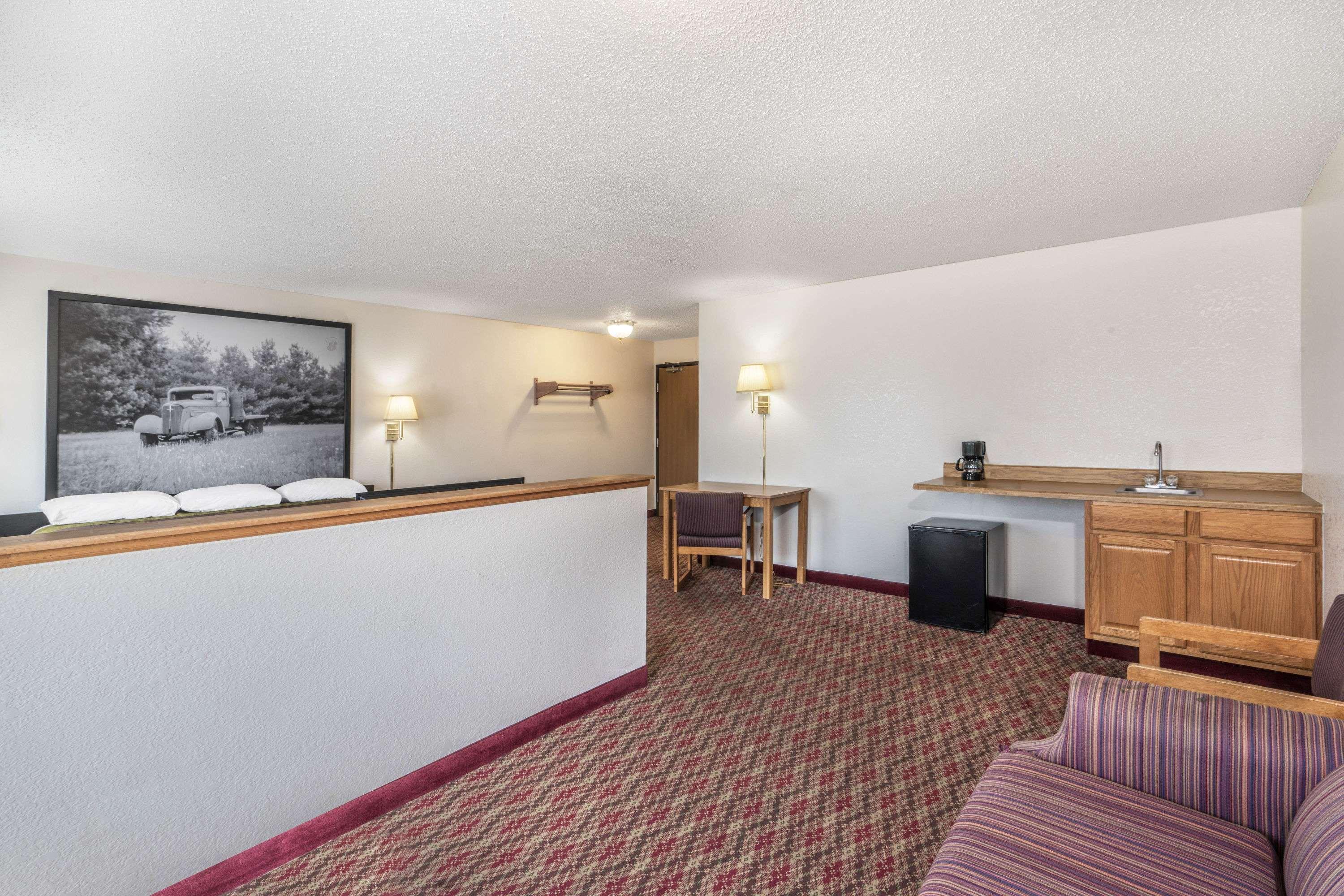 Super 8 By Wyndham Fountain Hotel Exterior photo