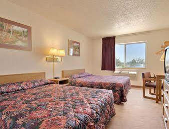 Super 8 By Wyndham Fountain Hotel Exterior photo